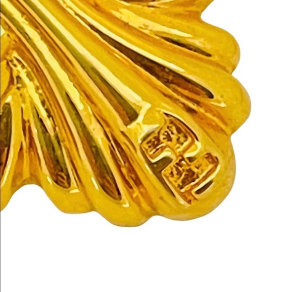 ✖️SOLD✖️ VINTAGE FENDI LOGO SIGNED GOLD DESIGNER RUNWAY CLIP-ON EARRINGS - Picture 4 of 6